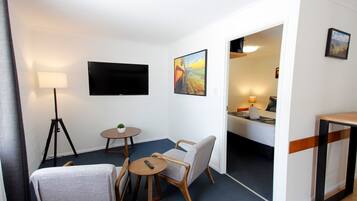 Suite, 1 habitación | Caja de seguridad en la habitación y escritorio