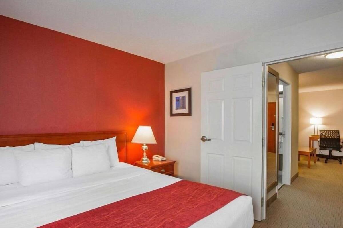 In-room safe, desk, laptop workspace, blackout drapes