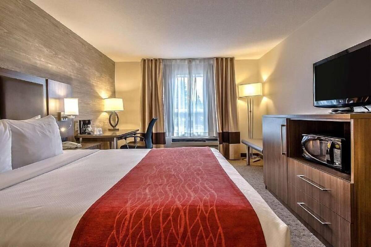 In-room safe, desk, laptop workspace, blackout drapes