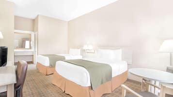 Kamar, 2 Tempat Tidur Queen, Bebas Asap Rokok | Meja kerja, setrika/meja setrika, dan tempat tidur bayi gratis