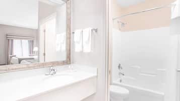 Combined shower/bathtub, free toiletries, towels
