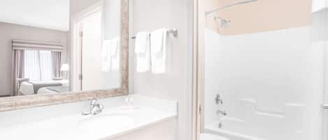 Combined shower/tub, free toiletries, towels