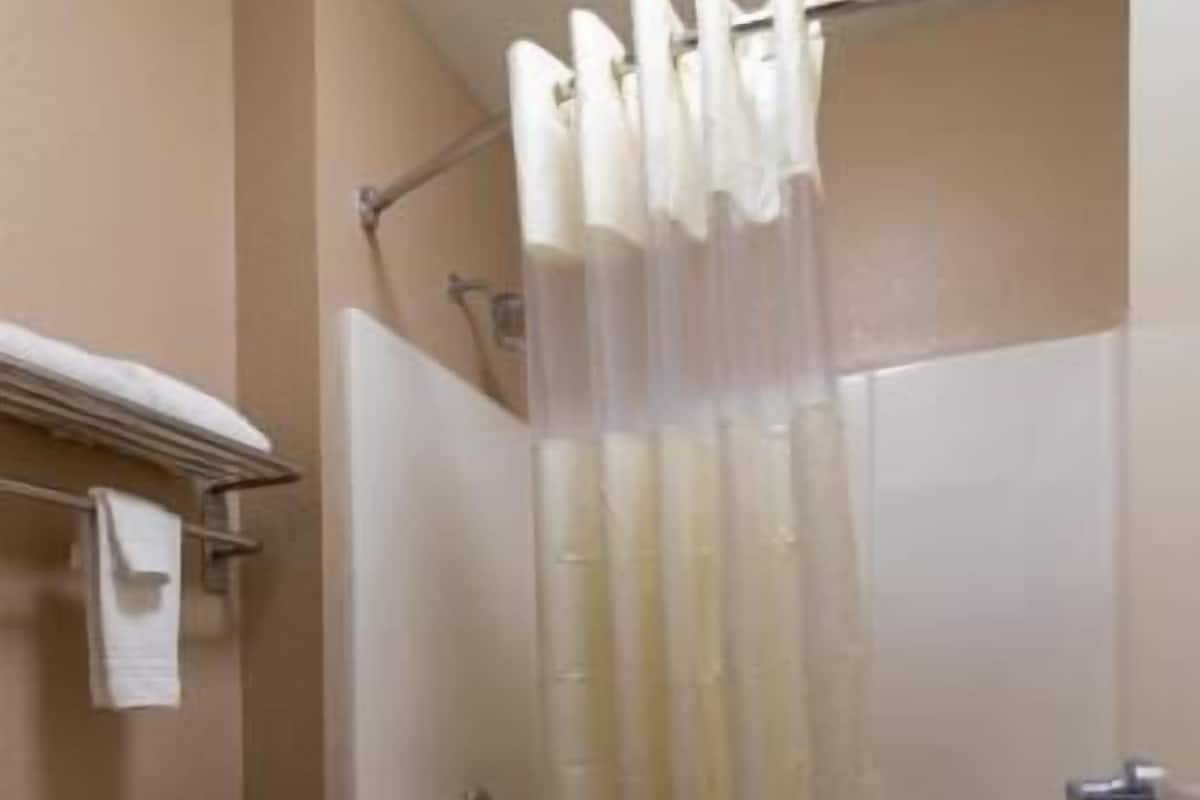 Bathroom | Combined shower/tub, free toiletries, towels