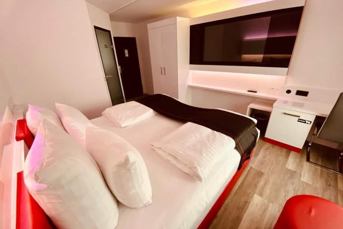 standard double room | minibar, in-room safe, desk, free wifi