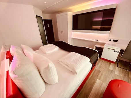 Standard Double Room | Minibar, in-room safe, desk, free WiFi. DORMERO Hotel Bretten