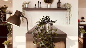 A modern room with a desk, a lamp, and various plants. - DORMERO Hotel Bretten (Bretten)