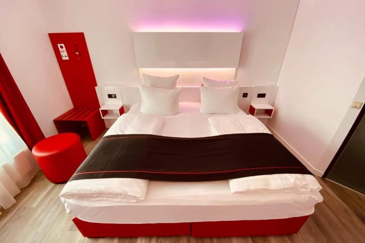 standard double room | minibar, in-room safe, desk, free wifi