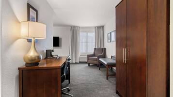 Brankas, meja kerja, setrika/meja setrika, dan Wi-Fi gratis