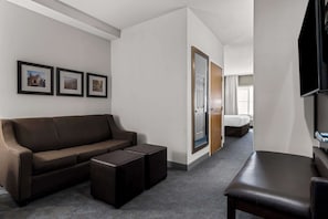 Suite, 1 Tempat Tidur King, Bebas Asap Rokok | Brankas, meja kerja, setrika/meja setrika, dan Wi-Fi gratis