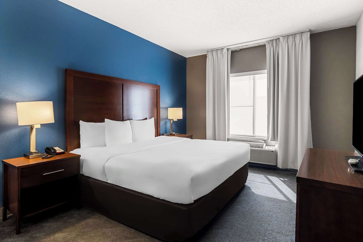 Room, 1 King Bed, Accessible, Non Smoking | In-room safe, desk, iron/ironing board, free WiFi
