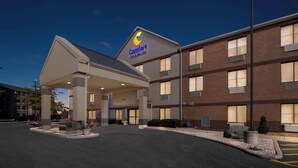 A Comfort Inn & Suites building with a covered entrance and a brick facade. - Comfort Inn & Suites near Tinley Park Amphitheater (Tinley Park)