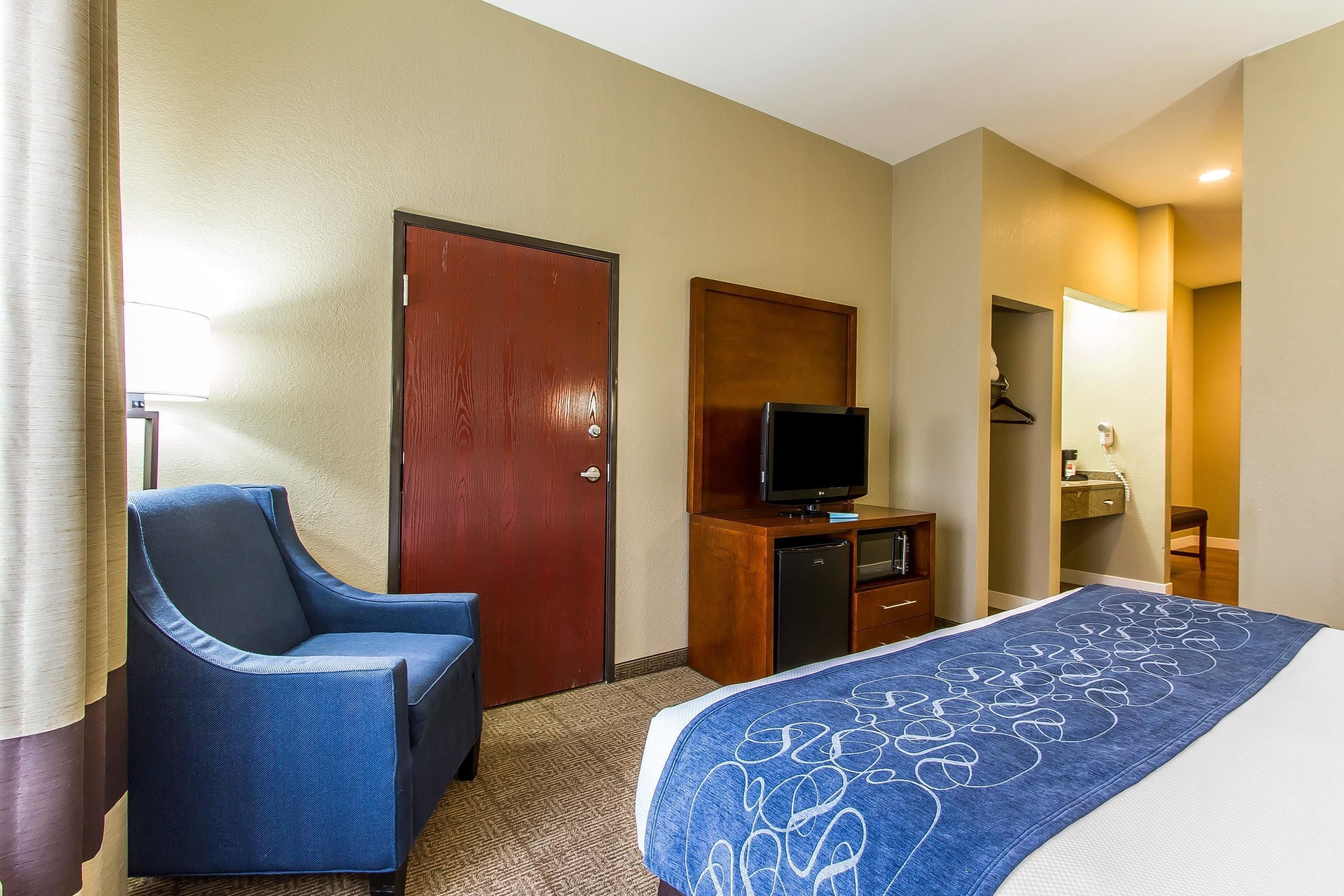 suite, 1 king bed, non smoking | pillow-top beds, desk, laptop workspace, blackout curtains