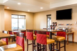 Free daily full breakfast - Comfort Suites Mattoon East (Mattoon)