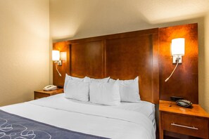 Senger med overmadrass, skrivebord og skrivebord for bærbar PC