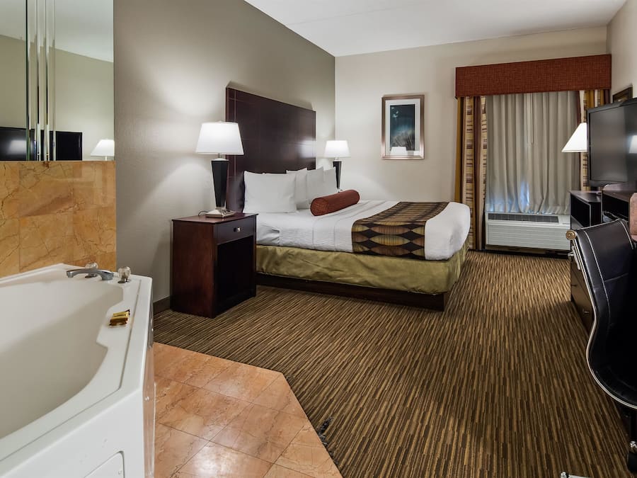 Standard Room, 1 King Bed, Non Smoking, Jetted Tub | Hypo-allergenic bedding, pillowtop beds, desk, laptop workspace