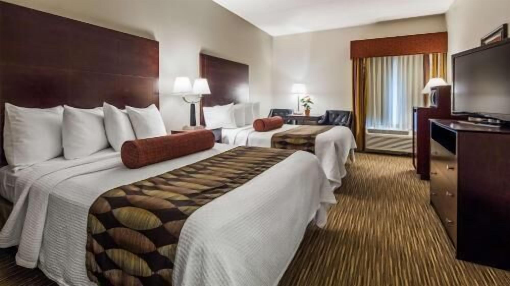 Ropa de cama hipoalergénica, camas con pillow-top y escritorio 
