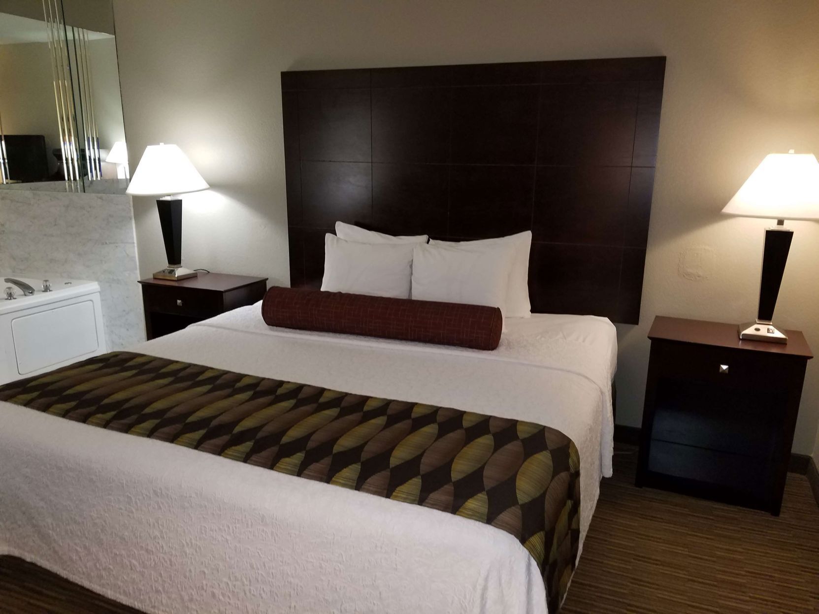 Ropa de cama hipoalergénica, camas con pillow-top y escritorio 