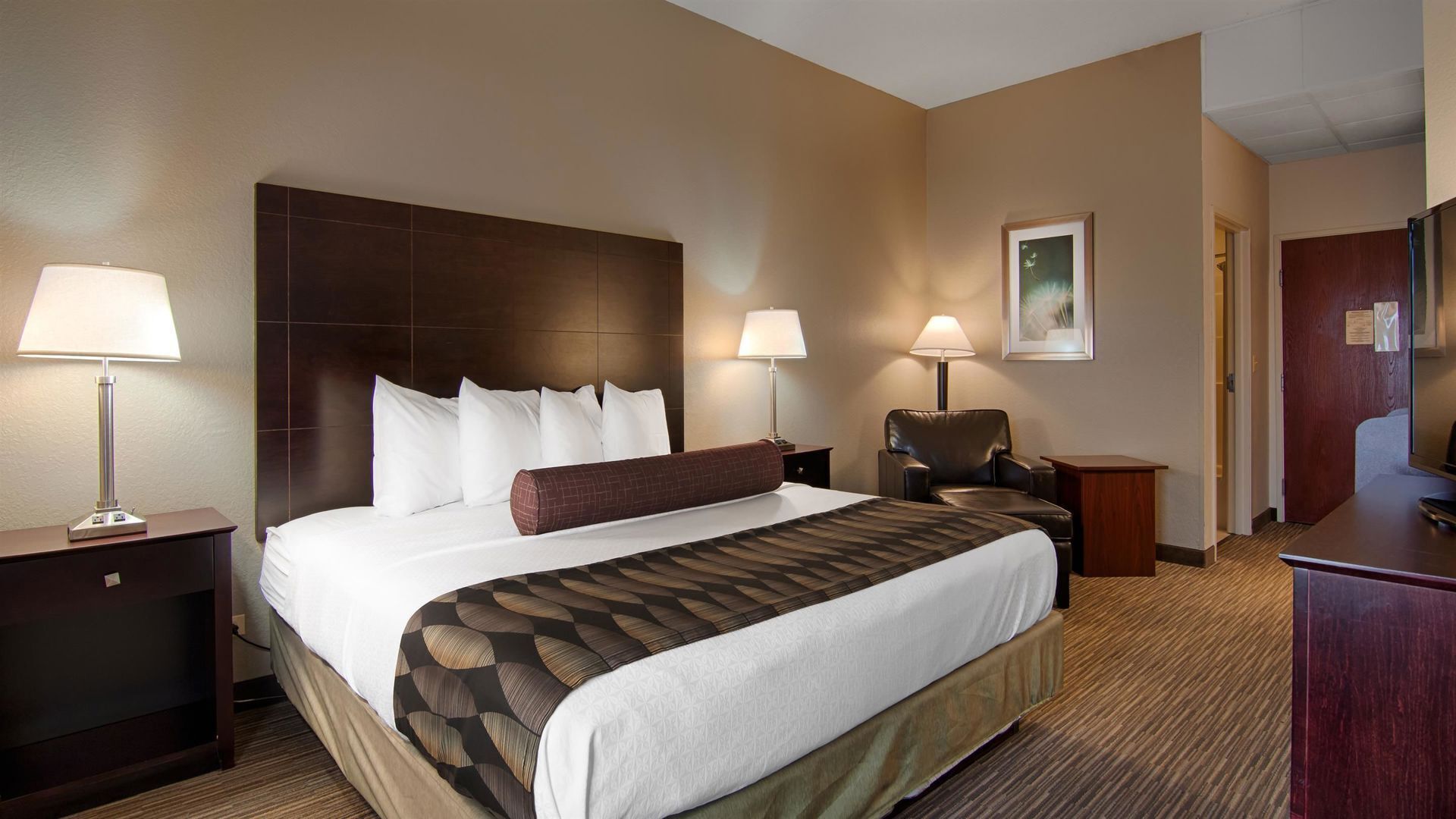 Ropa de cama hipoalergénica, camas con pillow-top y escritorio 