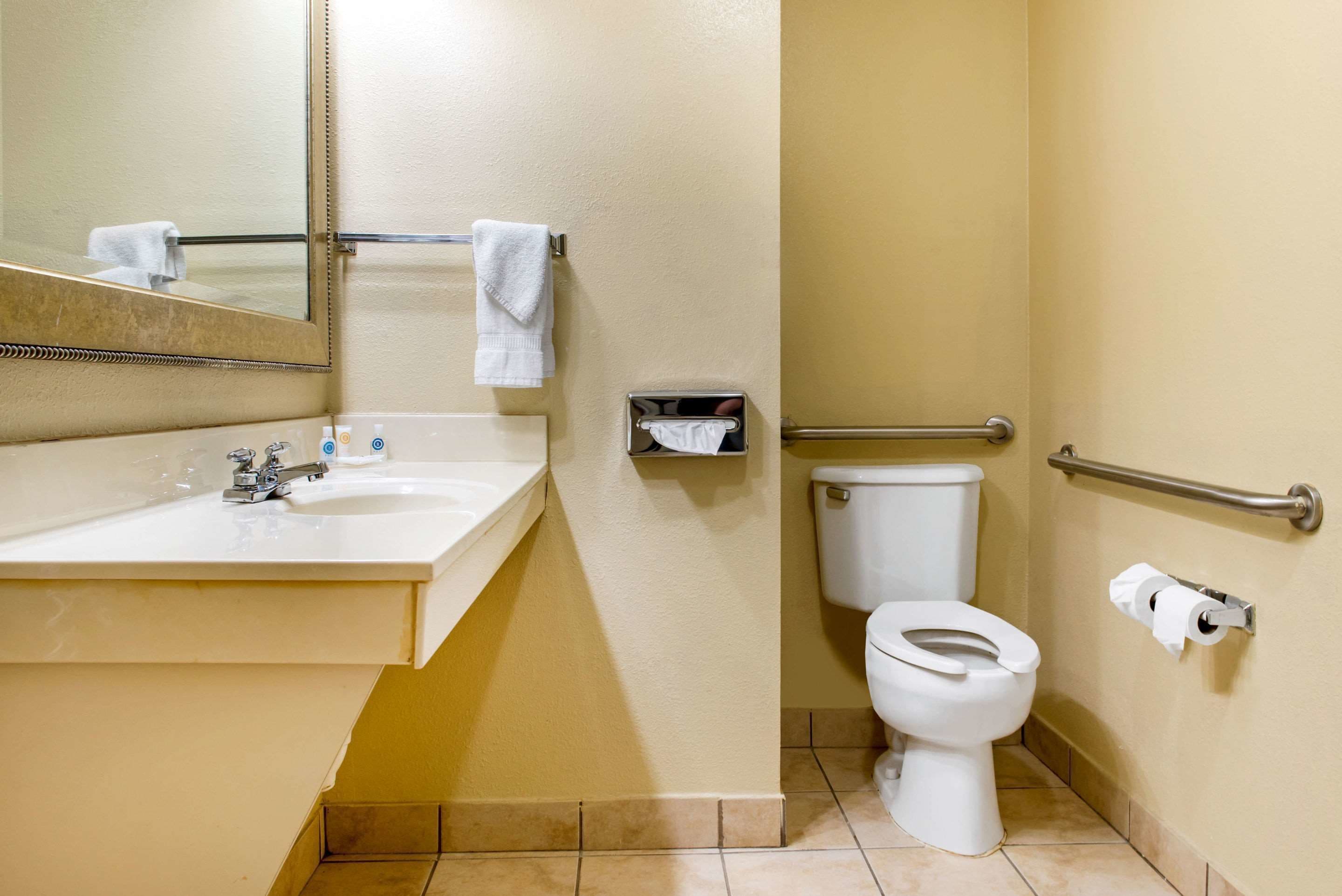 Combined shower/tub, hydromassage showerhead, free toiletries