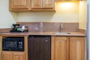 Standard Room, 1 King Bed, Non Smoking | Minibar, desk, soundproofing, iron/ironing board