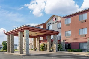 A hotel with a covered entrance, stone pillars, and a sign reading 'Best Western PLUS'. - Best Western Plus Chelsea Hotel (Monticello)