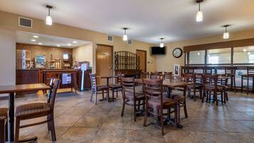 Café da manhã completo grátis todos os dias