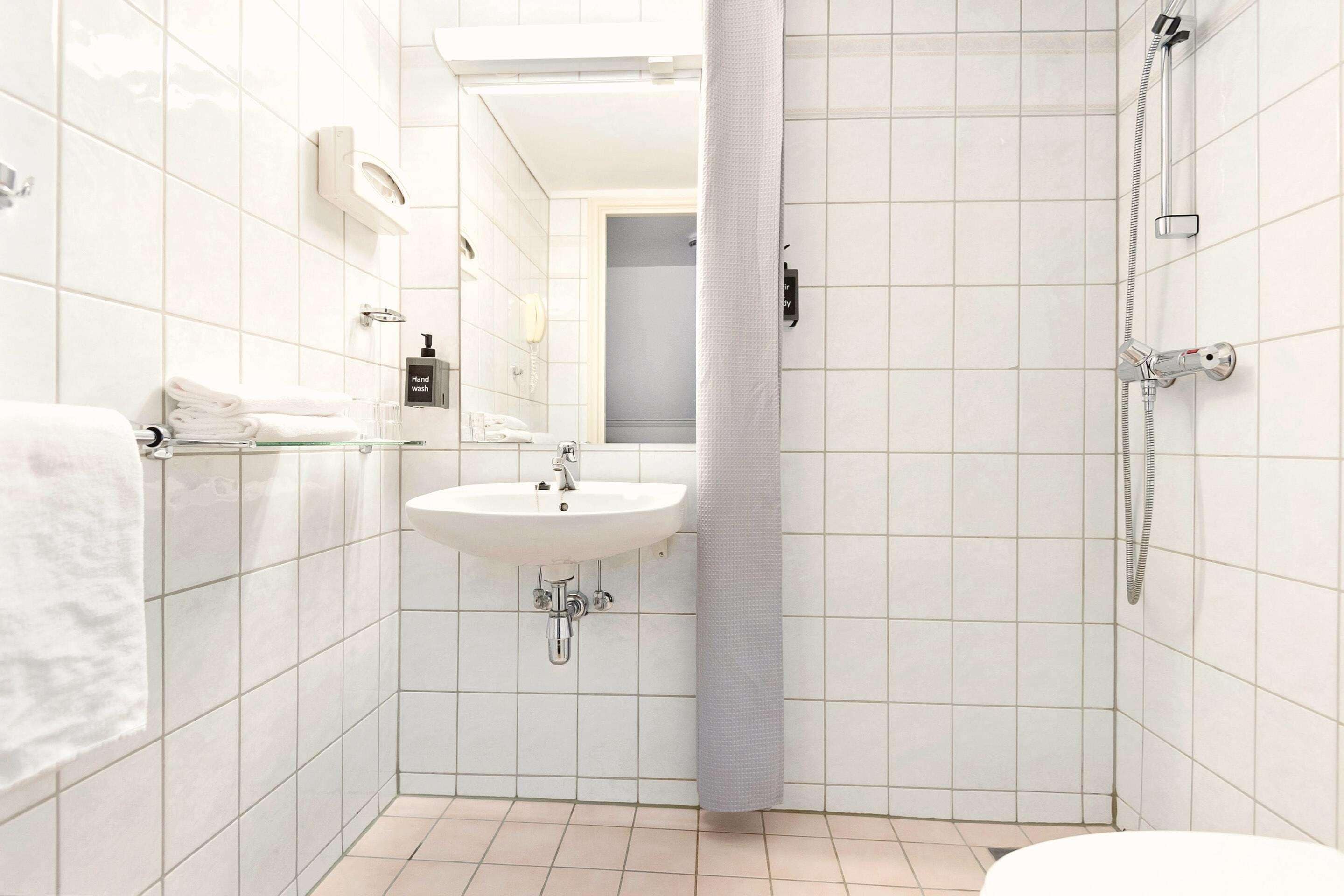 premium bedding, desk, rollaway beds, bed sheets