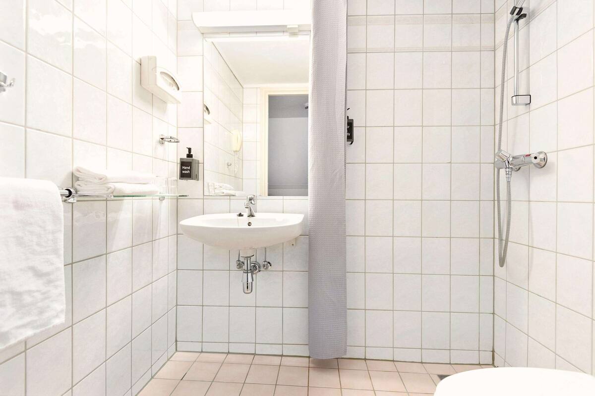 premium bedding, desk, rollaway beds, bed sheets