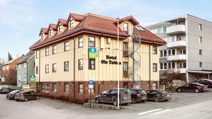 Ein Hotel mit einem Schild, auf dem 'Hotel Ole Tobias' steht.