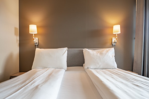 Sengetøy av topp kvalitet, skrivebord og ekstrasenger (mot et tillegg)