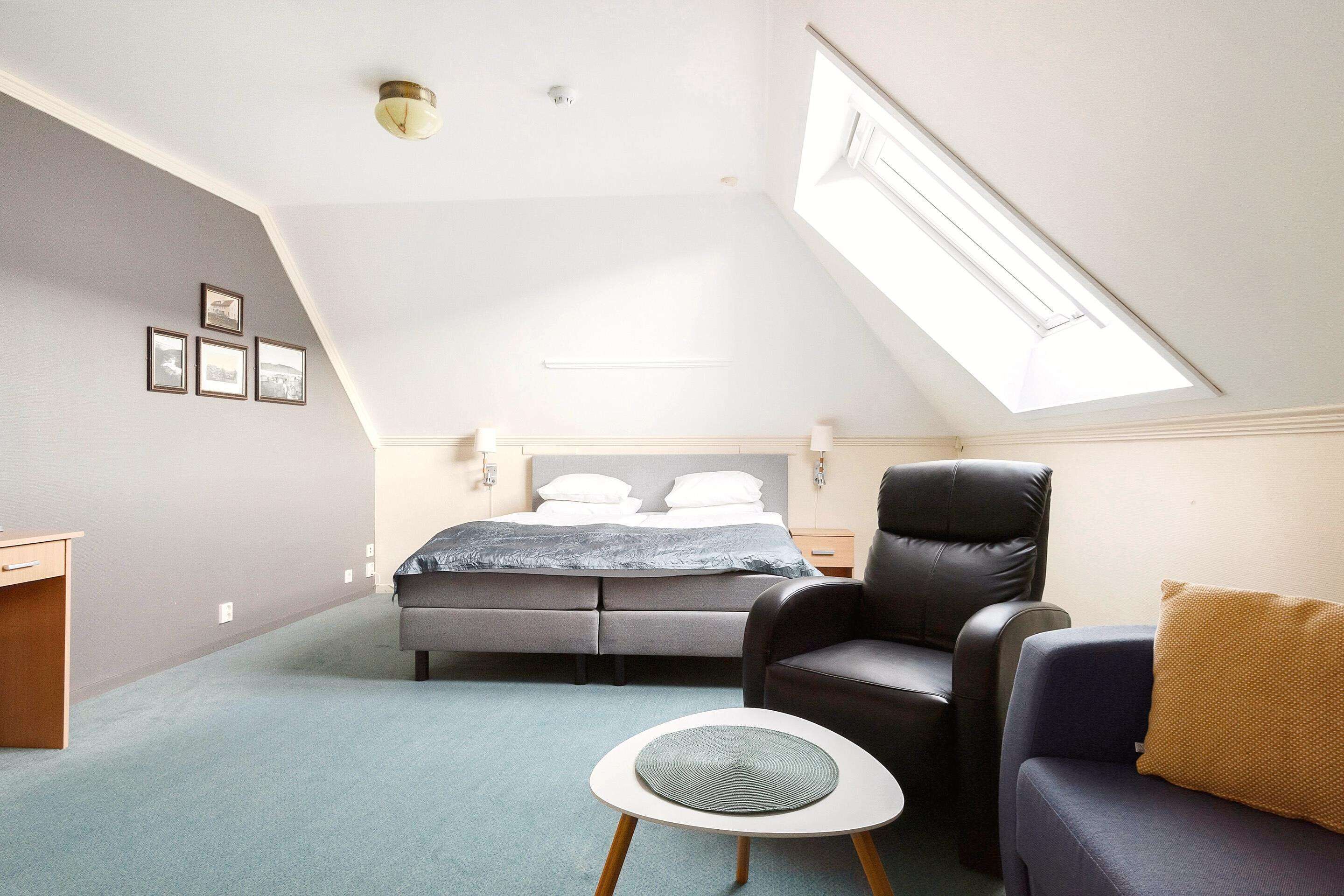 Sengetøy av topp kvalitet, skrivebord og ekstrasenger (mot et tillegg)