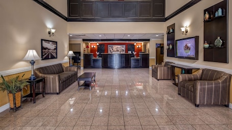 Vestíbulo. SureStay Plus Hotel by Best Western Alvin