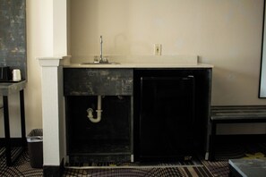 Suite, 1 King Bed, Smoking | Private kitchen