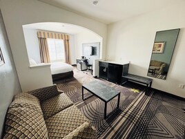 Escritorio, camas supletorias, ropa de cama