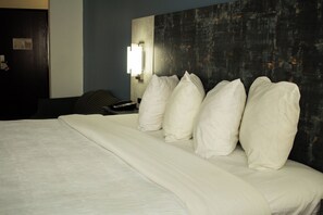 Desk, rollaway beds, bed sheets, wheelchair access - FairBridge Inn & Suites Cleburne (Cleburne)