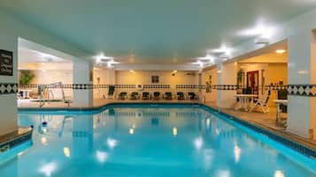 من حمّامات السباحة المغطاة