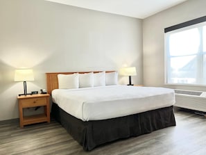 プレミアム スイート キングベッド 1 台 バリアフリー 禁煙 | 高級寝具、羽毛の掛け布団、デスク、遮光カーテン