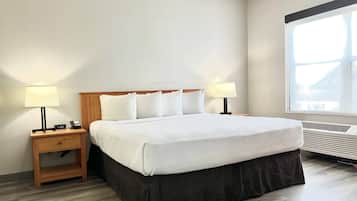 Suíte premium, 1 cama King, acessível, para não fumantes | 1 quarto, roupas de cama premium, edredons de pluma, escrivaninha