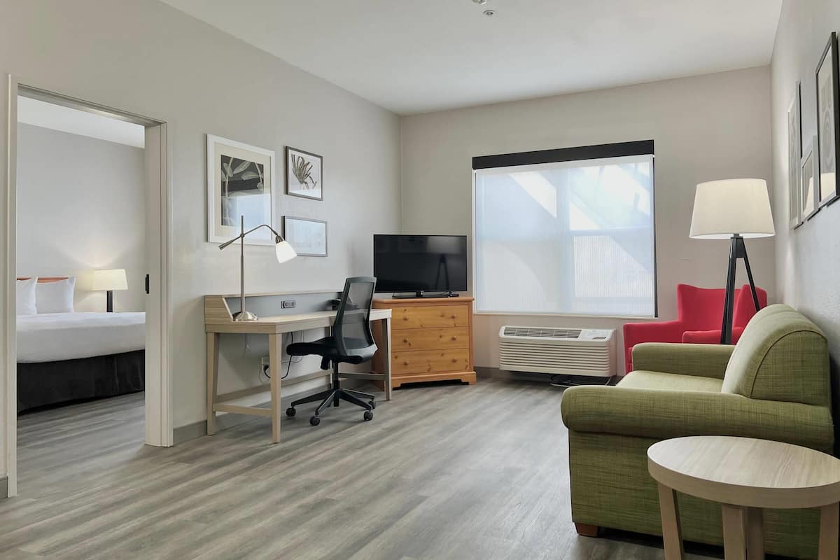 Premium-sviitti, 1 suuri parisänky, esteetön, tupakointi kielletty | 1 makuuhuone, ylelliset vuodevaatteet, untuvapeitot, työpöytä