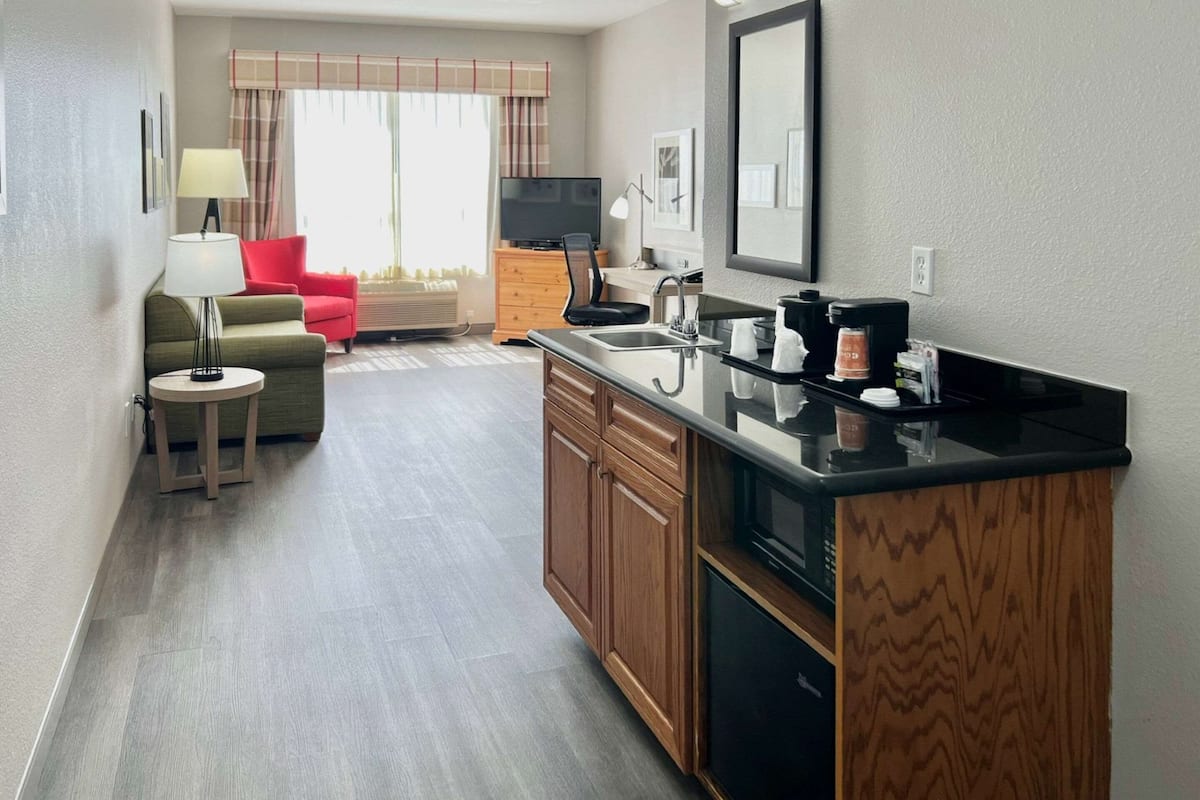 premium suite, 1 bedroom, non smoking | premium bedding, down duvets, desk, blackout curtains