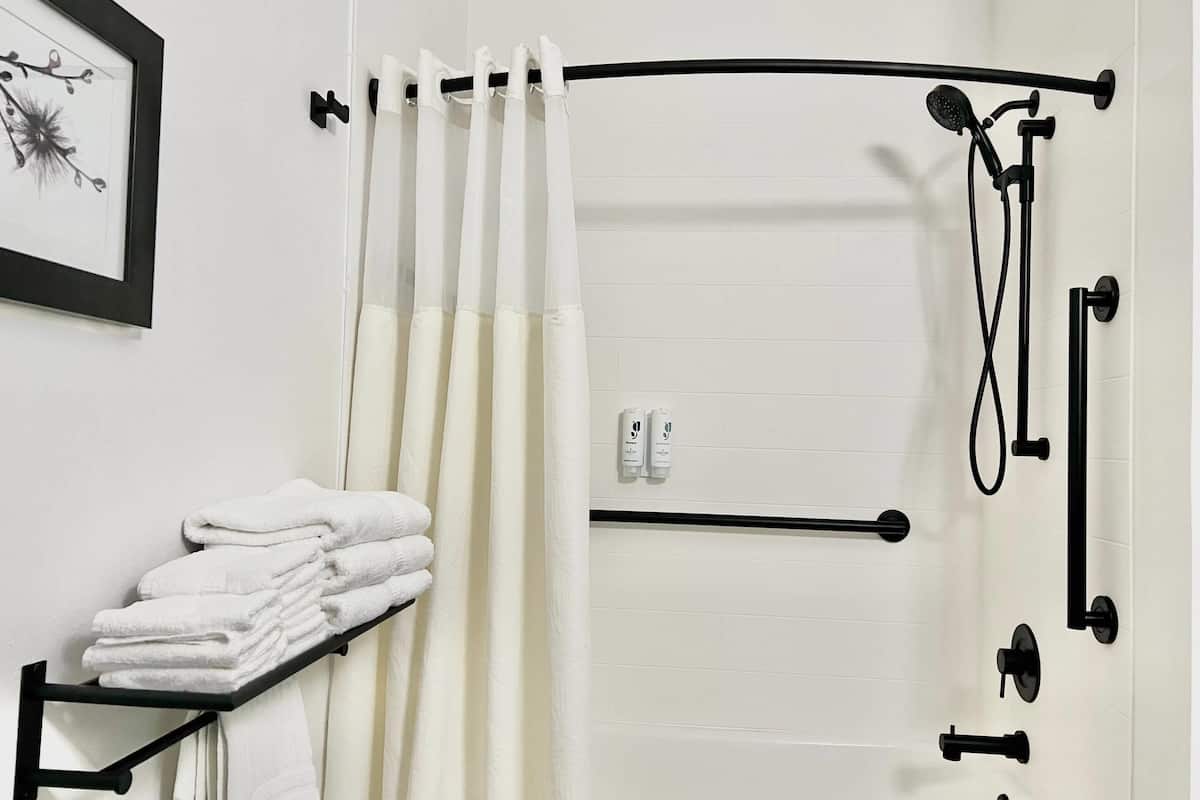 Kamer, 1 kingsize bed, toegankelijk voor mindervaliden, niet-roken | Luxe beddengoed, donzen dekbedden, een bureau, verduisterende gordijnen