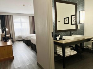 ห้องพัก, เตียงควีนไซส์ 2 เตียง, ปลอดบุหรี่ | เครื่องนอนระดับพรีเมียม, ผ้านวมขนเป็ด, โต๊ะทำงาน, ผ้าม่านกันแสง