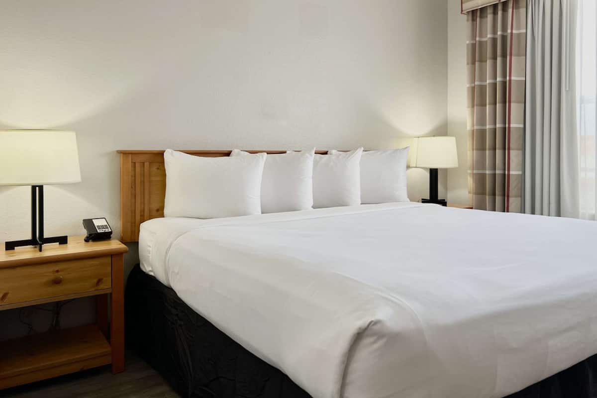 1 bedroom, premium bedding, down comforters, desk