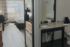 Habitación, 1 cama de matrimonio grande, accesible para personas con discapacidad, no fumadores | Baño | Ducha y bañera combinadas y artículos de higiene personal gratuitos