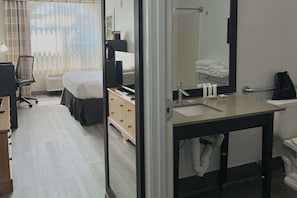 Habitación, 1 cama de matrimonio grande, accesible para personas con discapacidad, no fumadores | Baño | Ducha y bañera combinadas y artículos de higiene personal gratuitos
