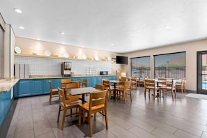 Café da manhã com buffet grátis todos os dias