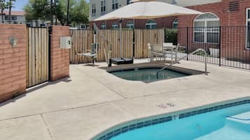 Piscina externa, funciona das 6h às 22h, espreguiçadeiras