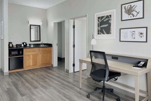 Suite Premium, 1 cama de matrimonio grande, accesible para personas con discapacidad, no fumadores | 1 dormitorio, ropa de cama de alta calidad, edredones de plumas