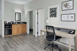 Suite Premium, 1 cama de matrimonio grande, accesible para personas con discapacidad, no fumadores | 1 dormitorio, ropa de cama de alta calidad, edredones de plumas