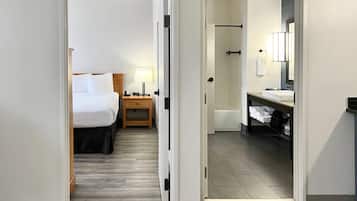 Suite – premium, 1 soverom, ikke-røyk | Sengetøy av topp kvalitet, dundyner, skrivebord og blendingsgardiner